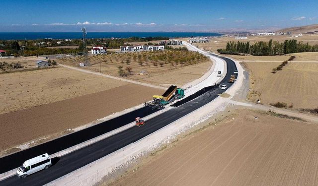 Elmalık Yolu’nda asfalt serimine geçildi
