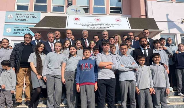 Köy okulu çocuklarının bilgisayar sevinci