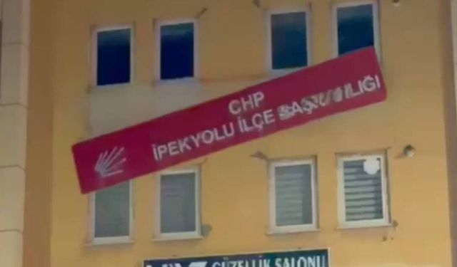 Van’da CHP İpekyolu İlçe Binasına Saldırı: Tabelalar Kırıldı