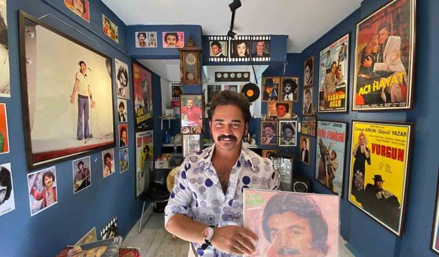 Ferdi Tayfur’a Olan Sevgisiyle Çay Ocağını Nostaljik Bir Mekâna Çevirdi