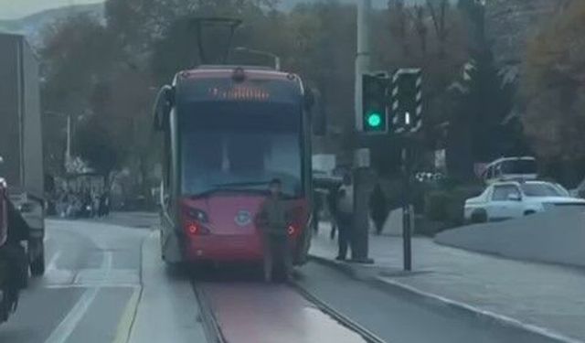 Tramvayın Arkasına Oturan Çocuk, Tehlikeli Yolculuğuyla Yürekleri Ağıza Getirdi