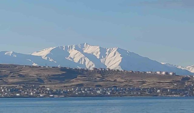 Van'daki Artos Dağı beyaz gelinliğini giydi