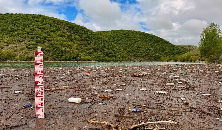 Sel Gitti, Çamur ve Çöp Kaldı: Afetin Ardından Sahillerde Çevre Alarmı