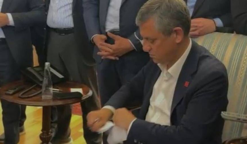 Özgür Özel mutlak butlan tebligatını yırttı