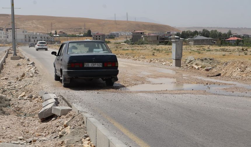 Van’daki Elmalık Yolu kısa sürede yıprandı: Sürücüler onarım bekliyor