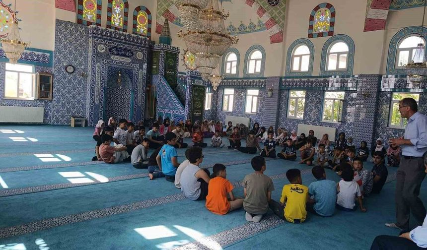 Edremit’te Yaz Kur’an Kursu öğrencilerine Hazret-i Peygamber semineri
