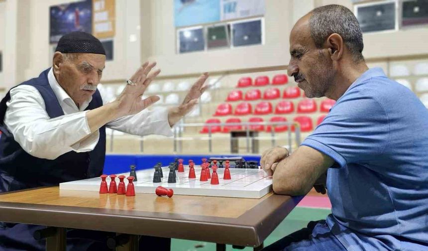 Muş’ta Uluslararası Dama Turnuvası sürüyor