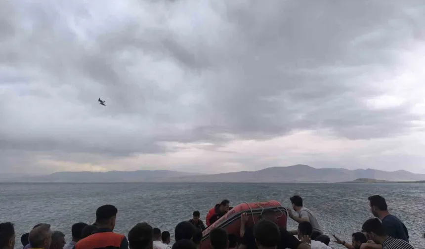 Van Gölü’nde yürek yakan olay: Kurtarılan 3 kişiden biri hayatını kaybetti