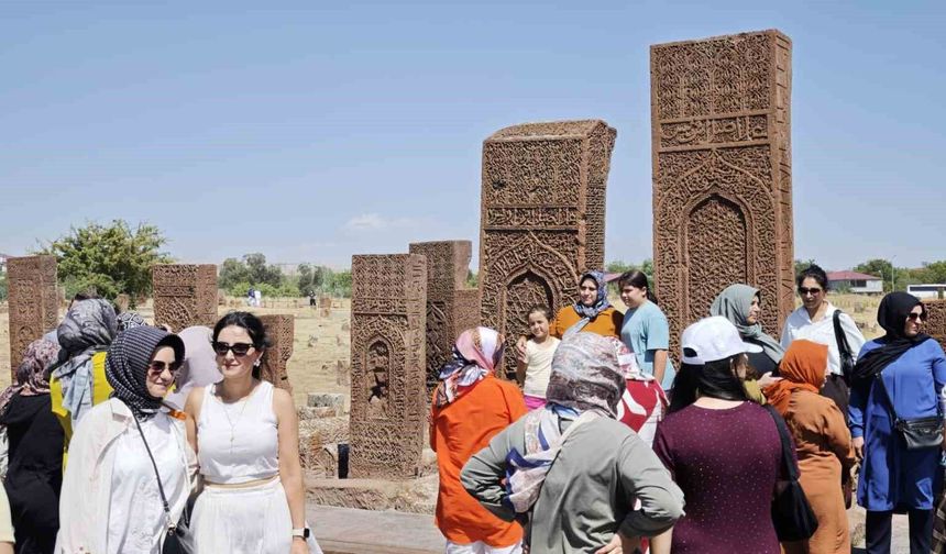 Malazgirt Zaferi’nin 955. yılında Ahlat’taki tarihi mezarlığa yoğun ilgi