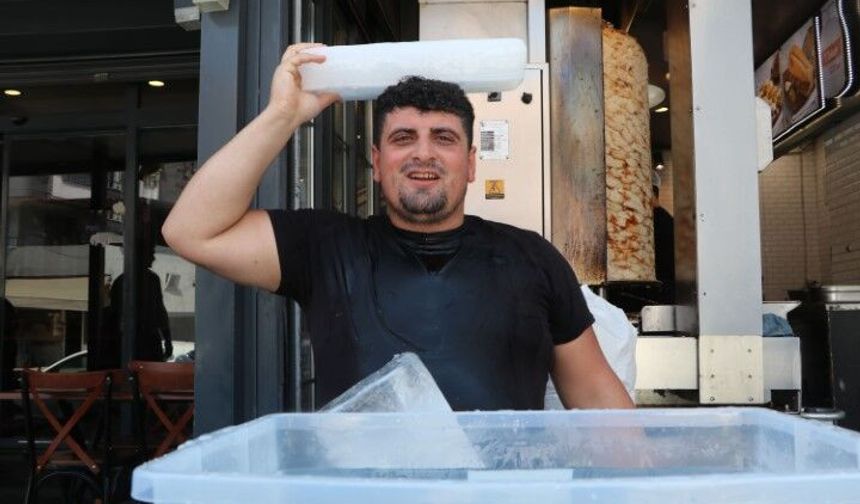 40 dereceyi aşan sıcaklıkta ilginç yöntem! Döner ustası buzla çalışıyor