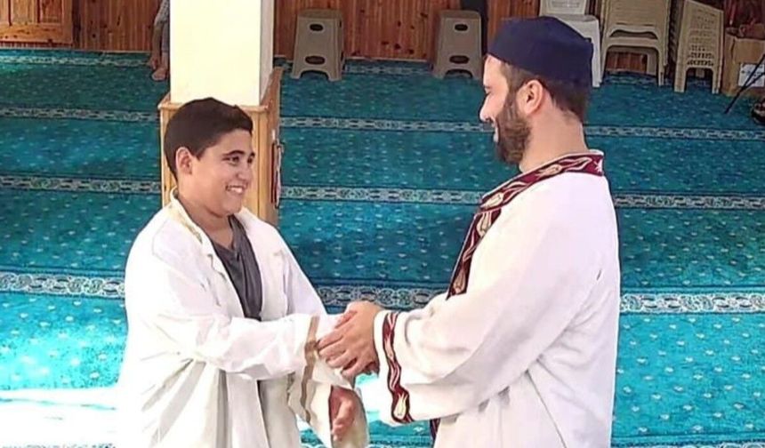 Camiye namaz kılmaya gelen çocuğa imamdan anlamlı jest