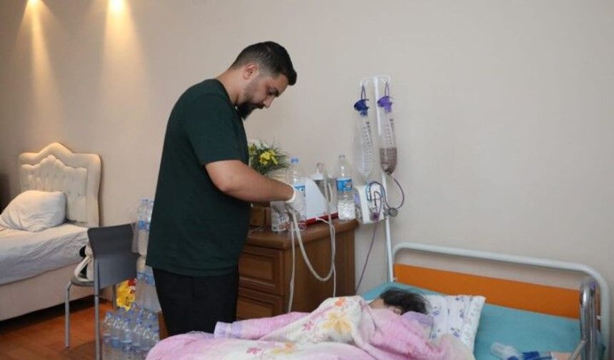 Aşçılığı bıraktı, hayatını annesine adadı: 3 yıldır başında bekliyor