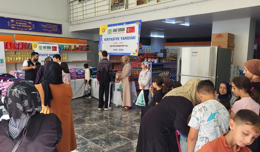 Van’da 300 öğrenciye kırtasiye desteği