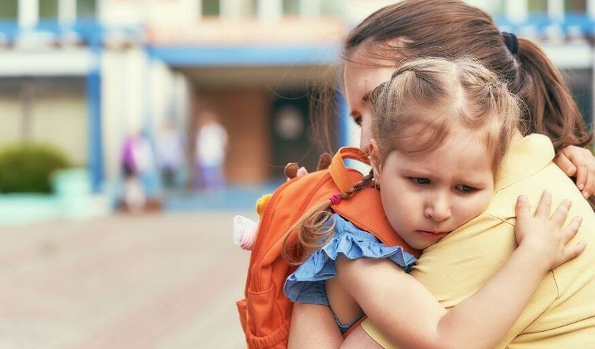 Okula uyumda zorlanan çocuklar için uzmanından “kademeli ayrılık” önerisi