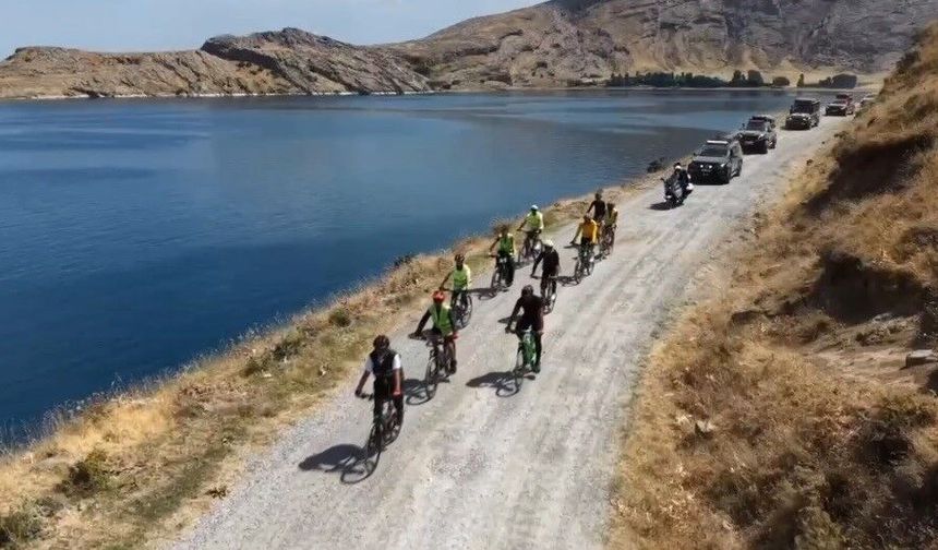 Van Gölü kıyısında hem pedal çevirdiler hem temizlik yaptılar