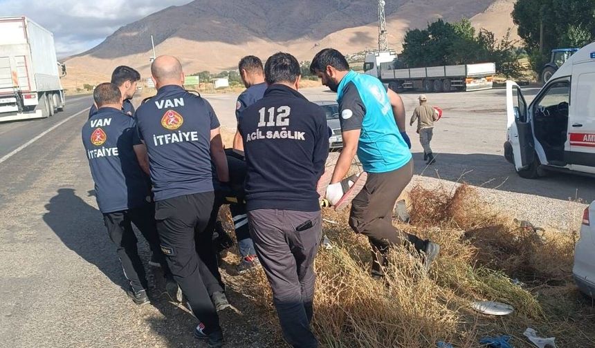 Van’da Otomobil Ağaca Çarptı: 2’si Ağır 4 Yaralı