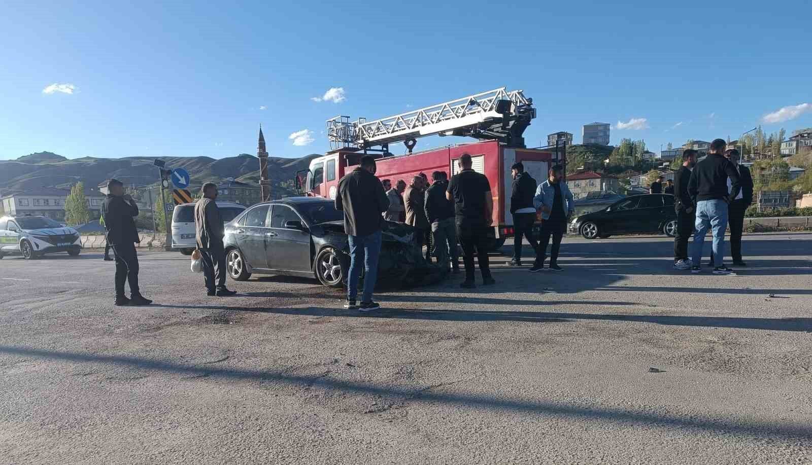 Van Özalp’te zincirleme kaza: 4 yaralı