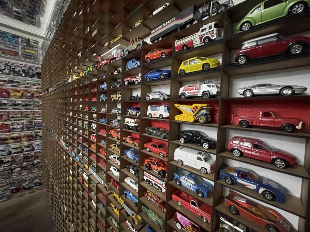 Böylesi Görülmedi, Evinde 15 Bin Maket Otomobiliyle Yaşıyor 2