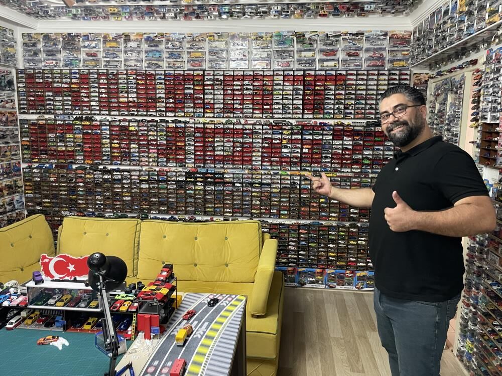 Böylesi Görülmedi, Evinde 15 Bin Maket Otomobiliyle Yaşıyor 4