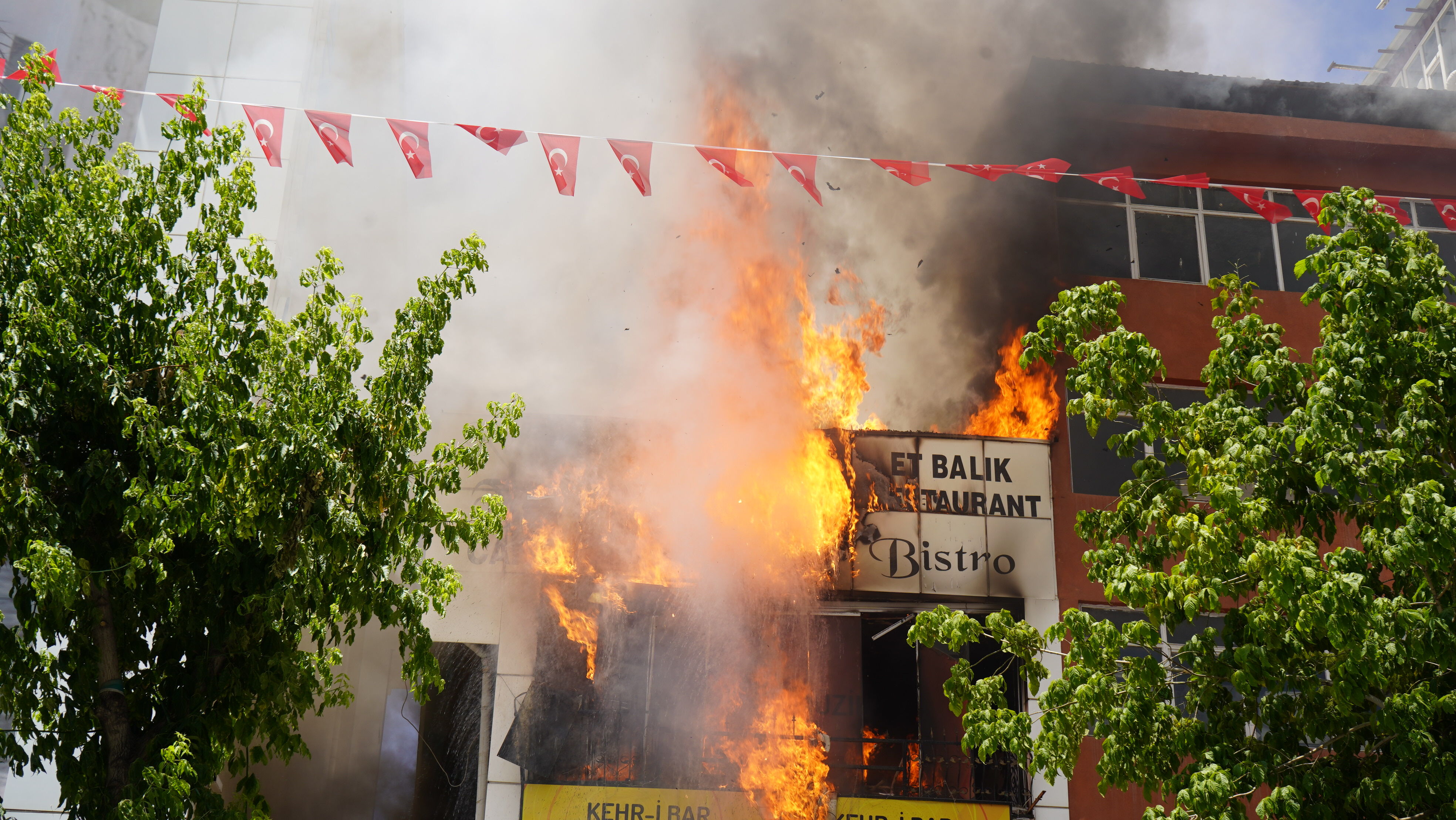 Van'ın Cumhuriyet Caddesi'nde korkutan yangın