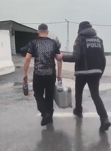 Yabancı uyruklu şahsın ayakkabısından uyuşturucu çıktı