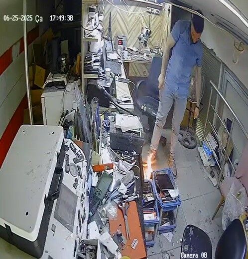Cep telefonu tamir esnasında bomba gibi patladı
