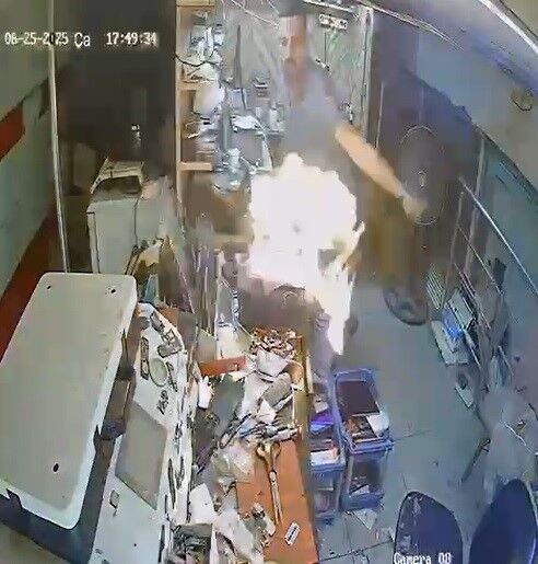 Cep telefonu tamir esnasında bomba gibi patladı