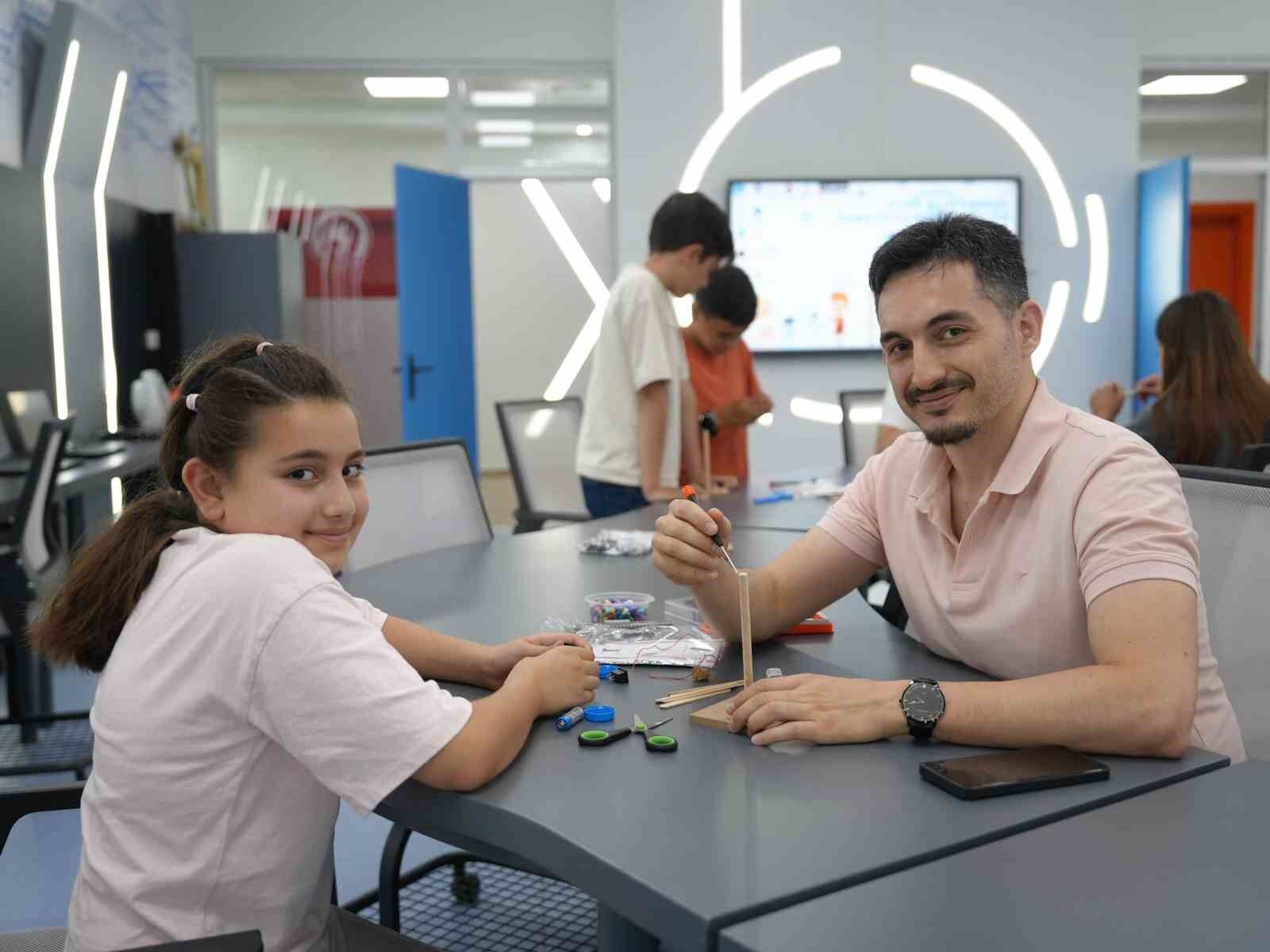 Bilim merkezinde babalar çocukları deney yaptı