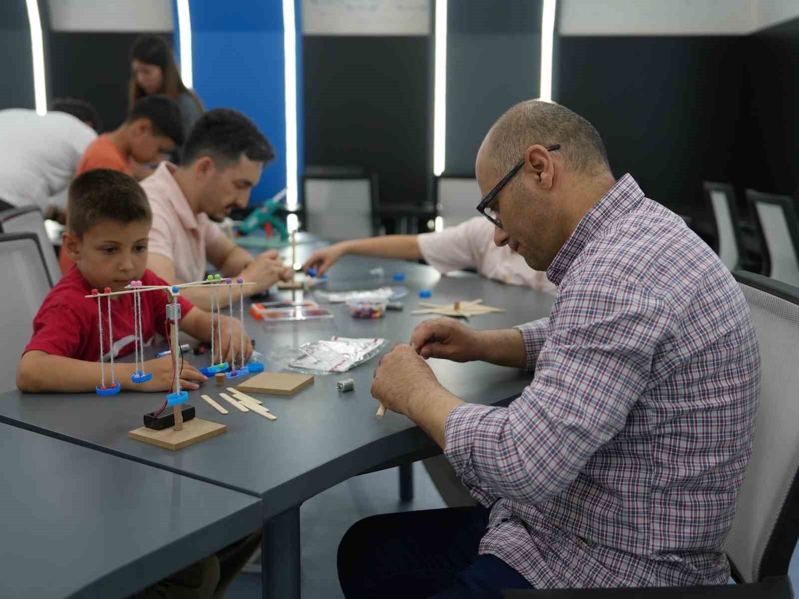 Bilim merkezinde babalar çocukları deney yaptı
