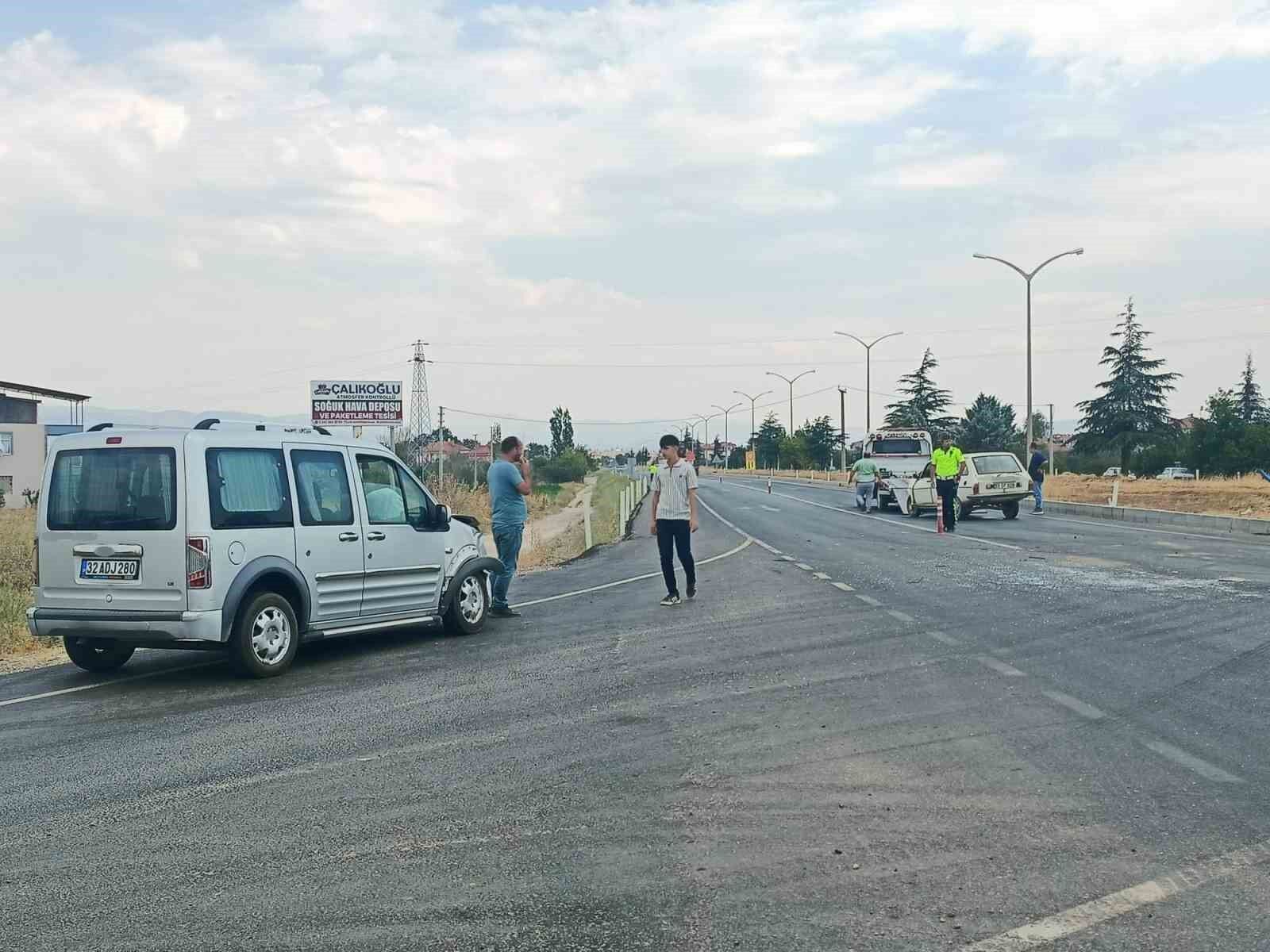 Isparta’da iki otomobil kavşakta çarpıştı: 3 yaralı