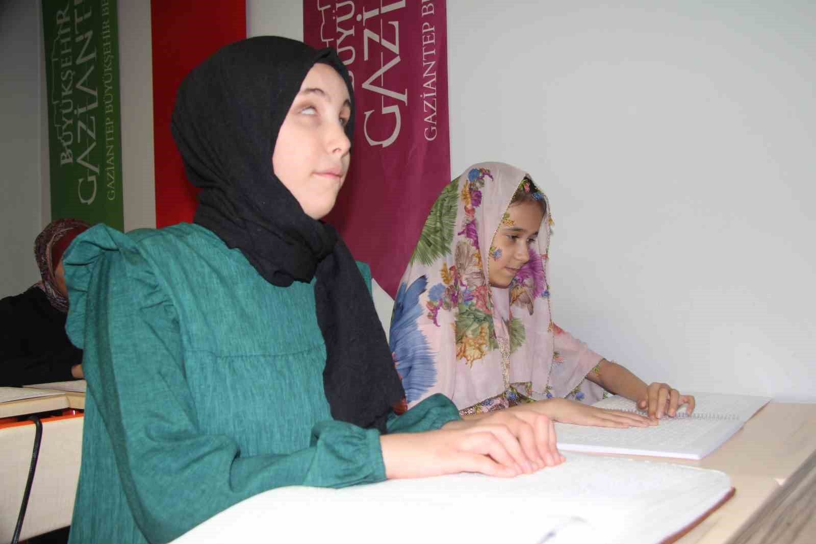 Karanlık dünyalarını Kur’an-ı Kerim ile aydınlatıyorlar