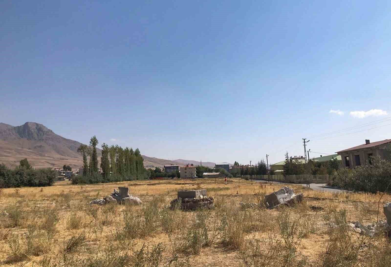 Van’da kamu alanlarını işgal eden yapıları kaldırıyor