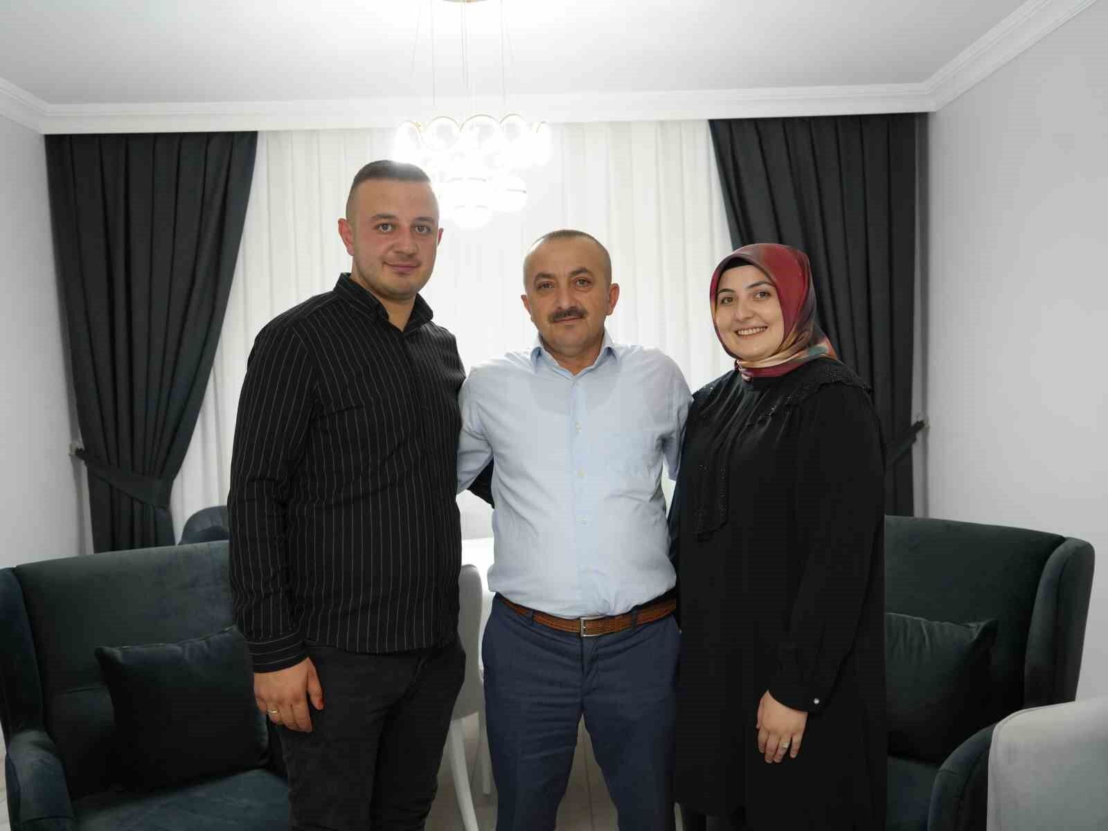 Düğünde gelin ve damada ilginç takı: Buzağı hediye ettiler
