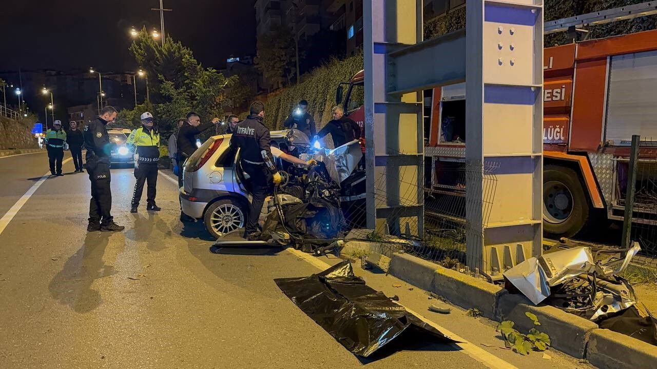 Üst geçidin ayağına çarpan otomobil hurda yığınına döndü: 2 ölü
