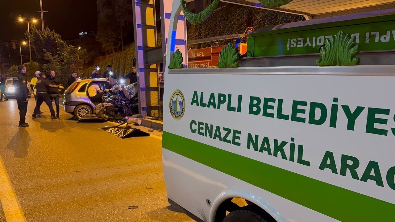 Üst geçidin ayağına çarpan otomobil hurda yığınına döndü: 2 ölü