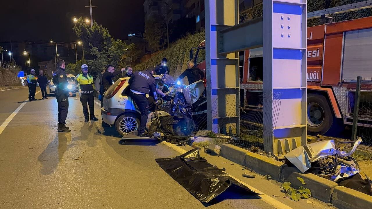 Üst geçidin ayağına çarpan otomobil hurda yığınına döndü: 2 ölü