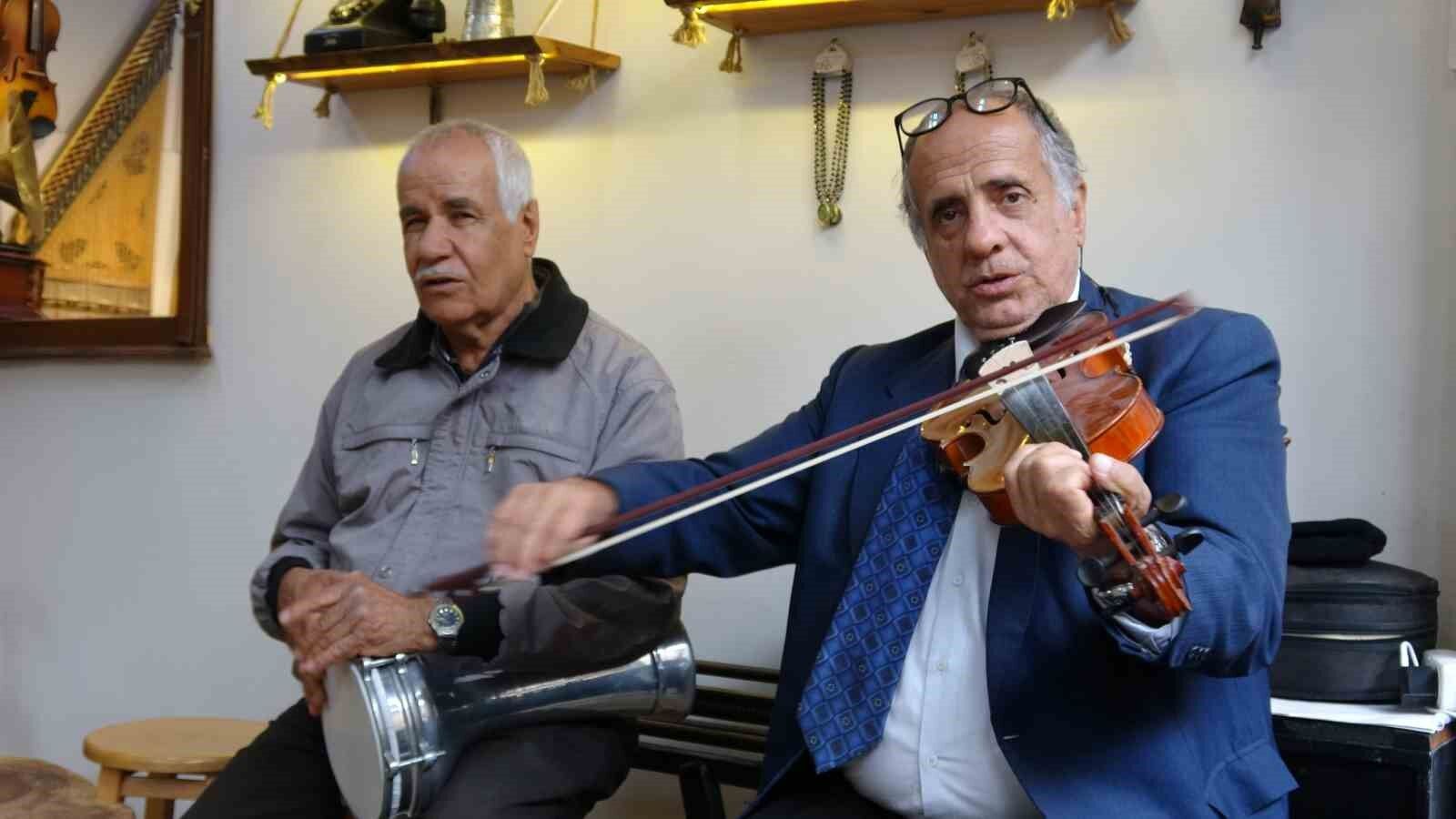 Müşterilerini müzikle karşılıyor
