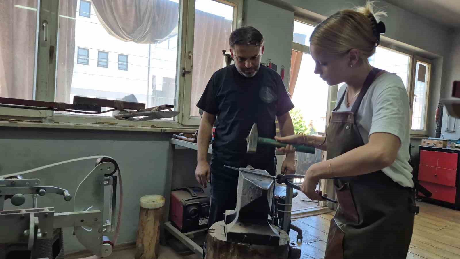 Çırak bulamayan UNESCO’lu usta sanatını kızına öğretiyor