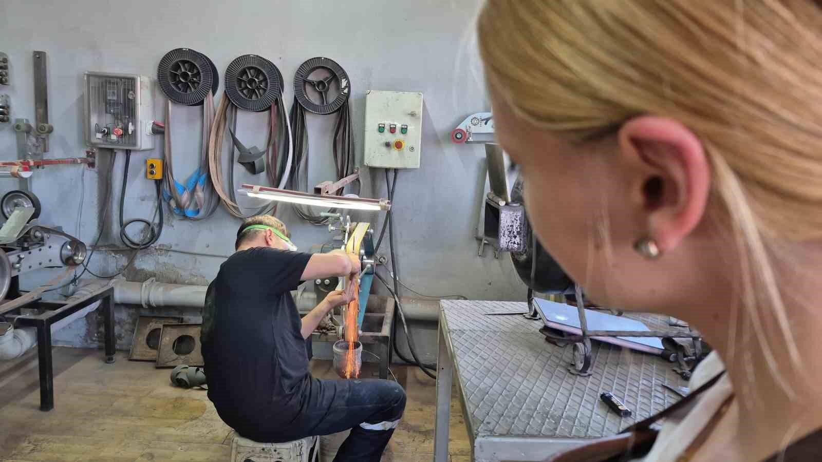 Çırak bulamayan UNESCO’lu usta sanatını kızına öğretiyor