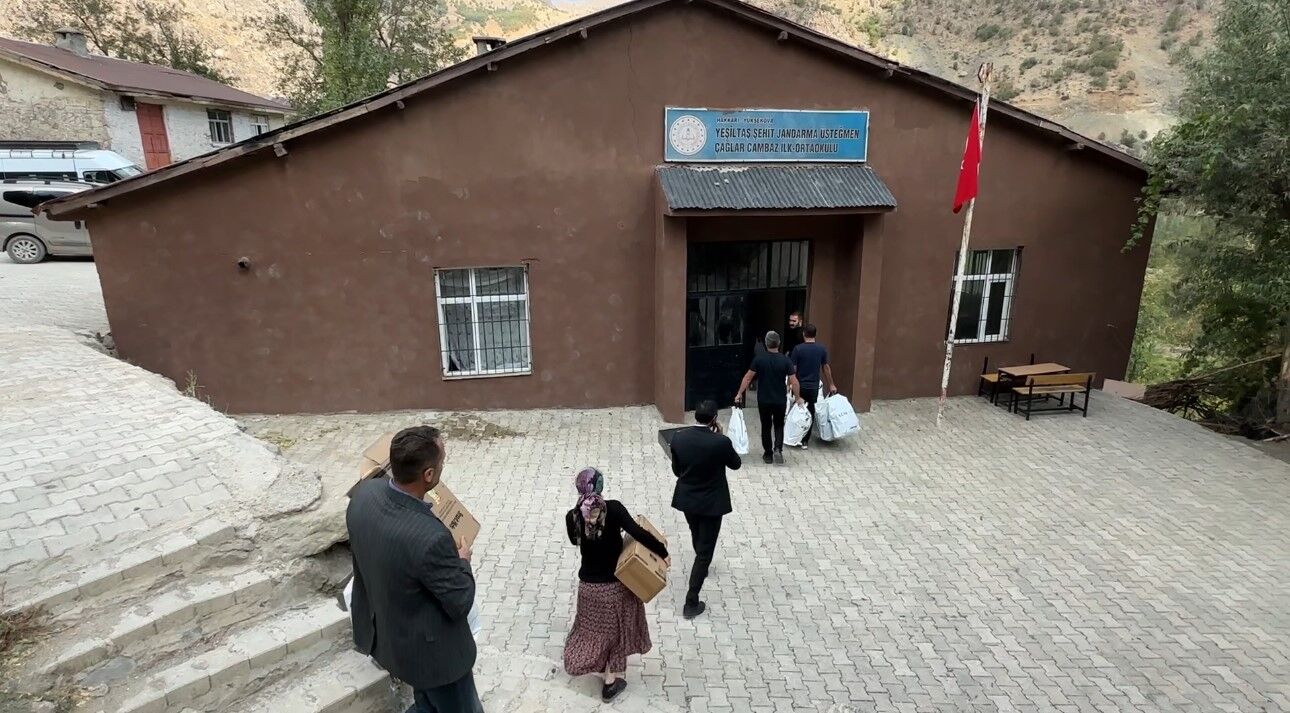 İki öğretmen binlerce kilometre yol kat ederek sınırdaki çocuklara yardım ulaştırdı