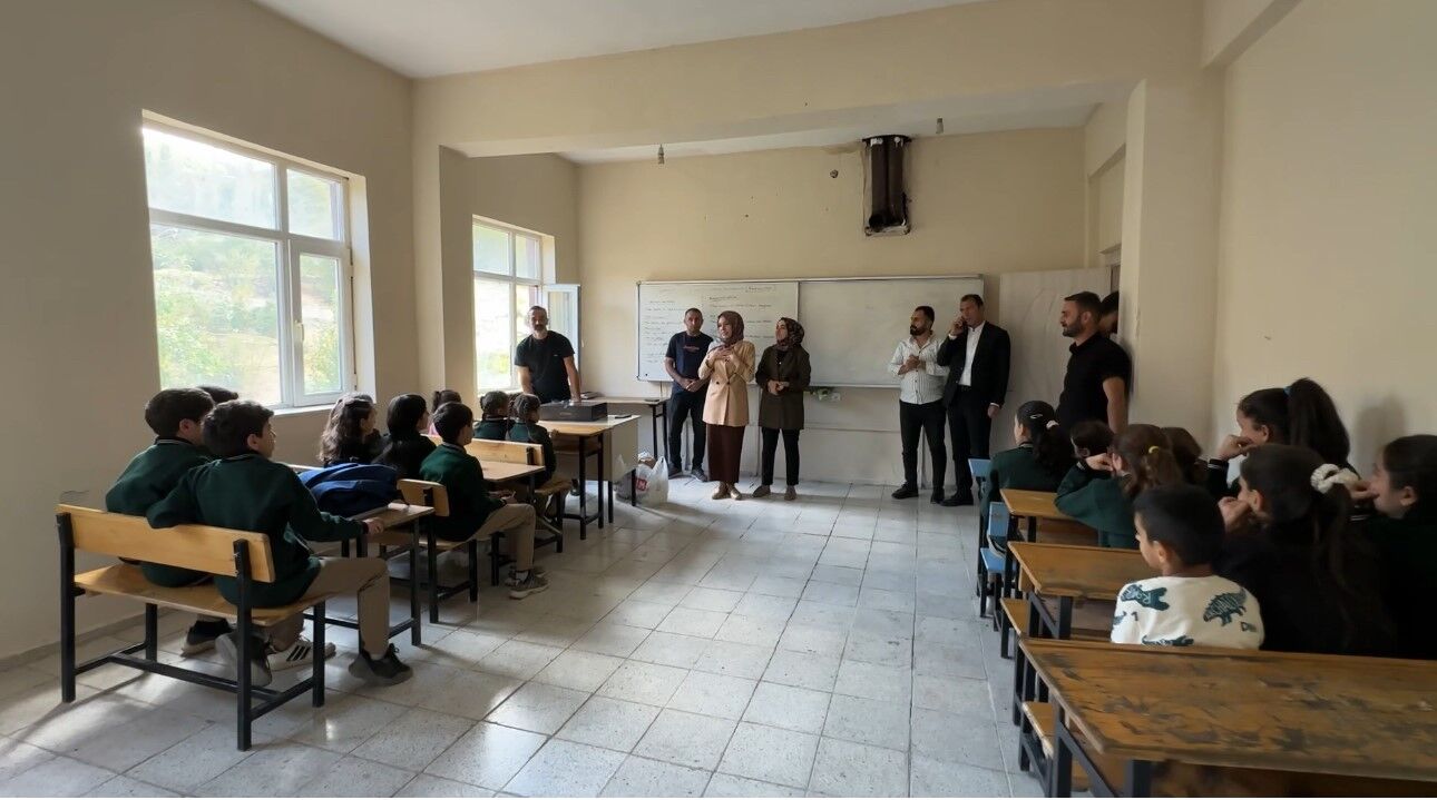 İki öğretmen binlerce kilometre yol kat ederek sınırdaki çocuklara yardım ulaştırdı