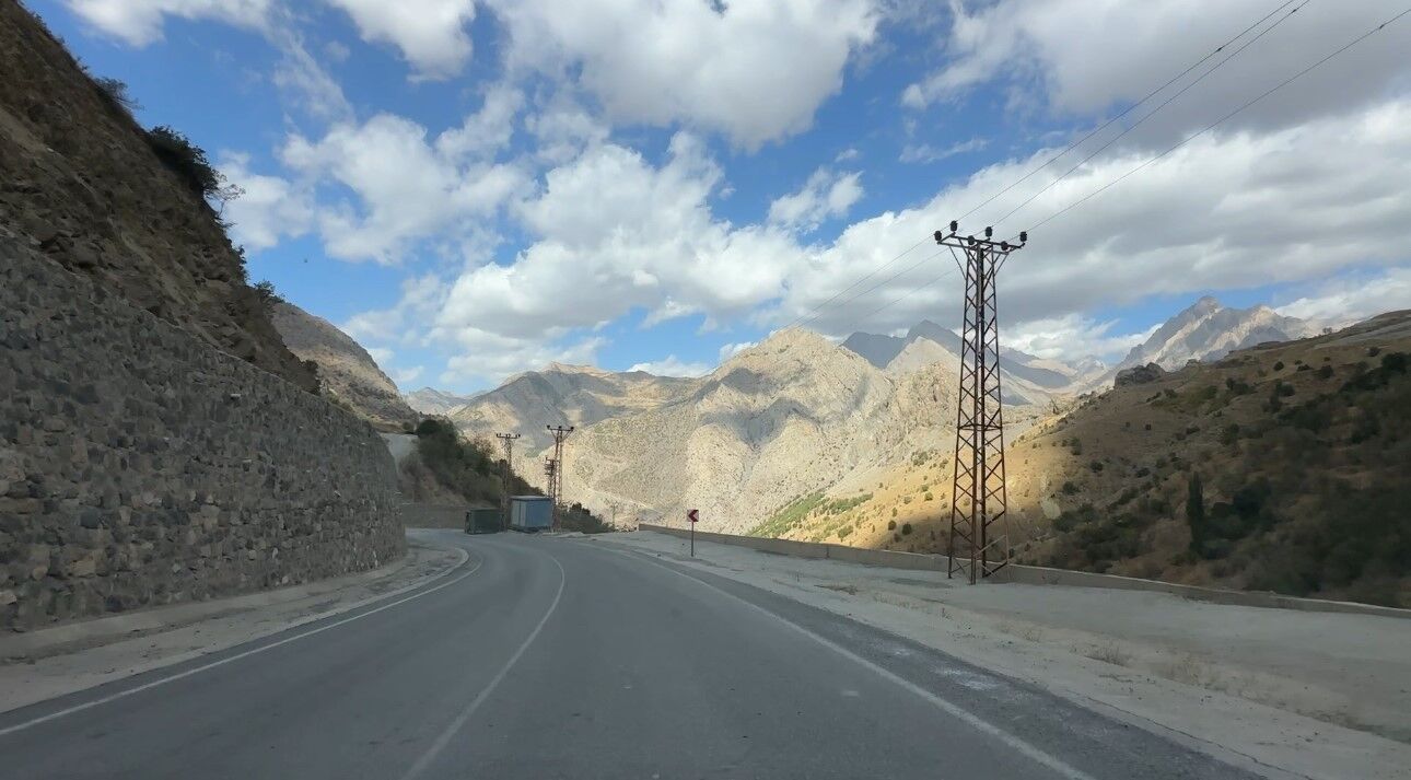 İki öğretmen binlerce kilometre yol kat ederek sınırdaki çocuklara yardım ulaştırdı