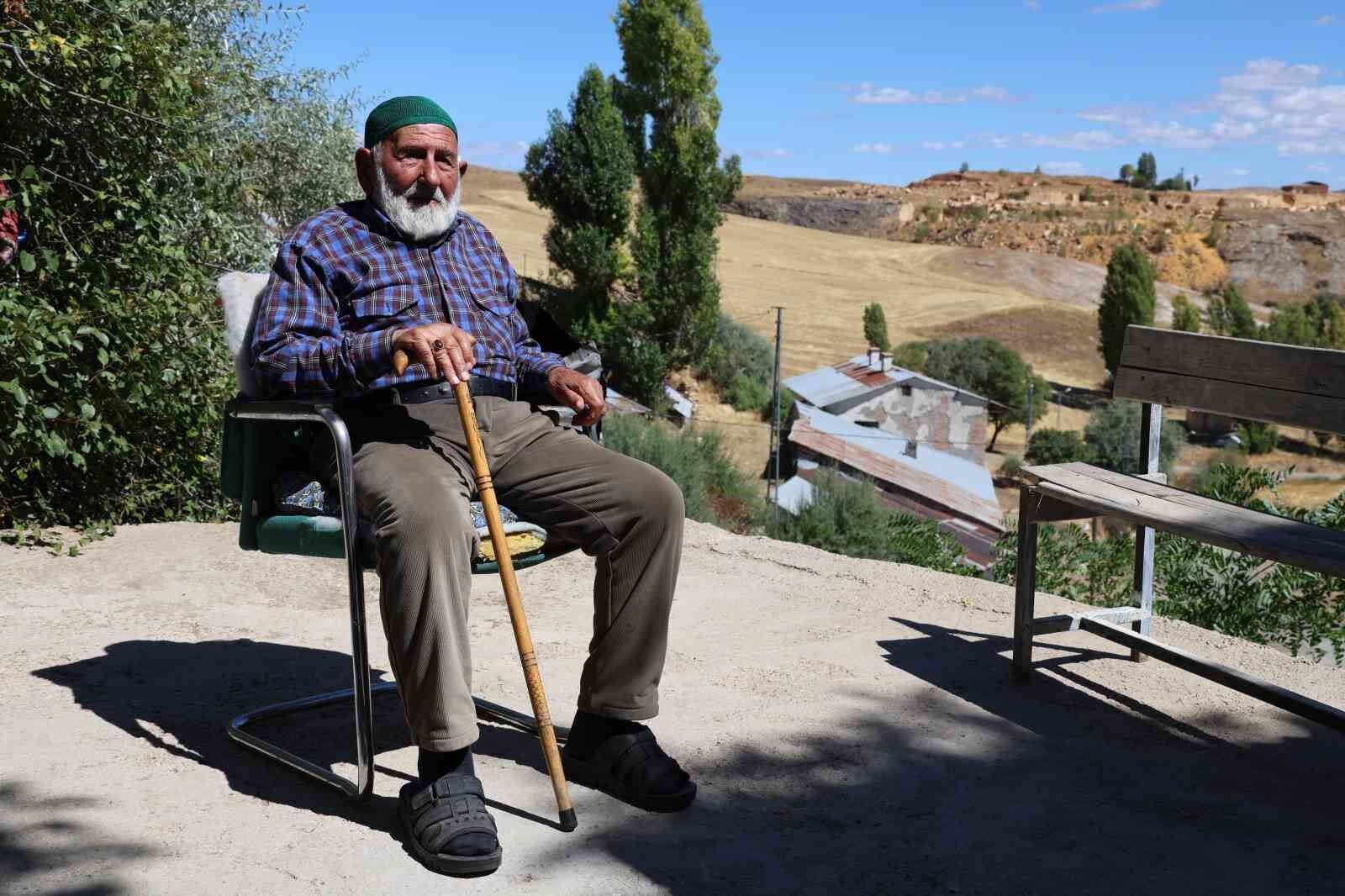 95 yaşındaki Mahmut dede, sağlıklı yaşamın sırrının süt ürünleri olduğunu söyledi