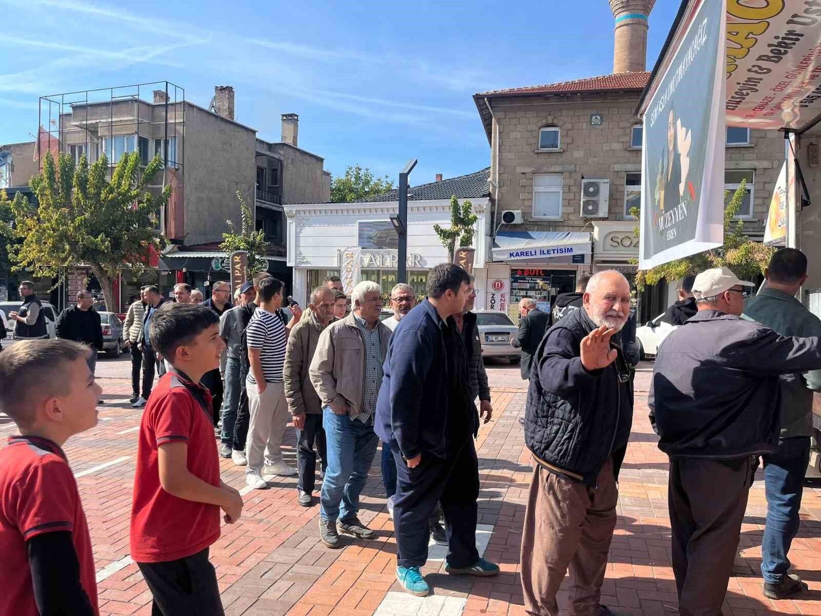 Vefat eden çalışma arkadaşları için lokma dağıttılar