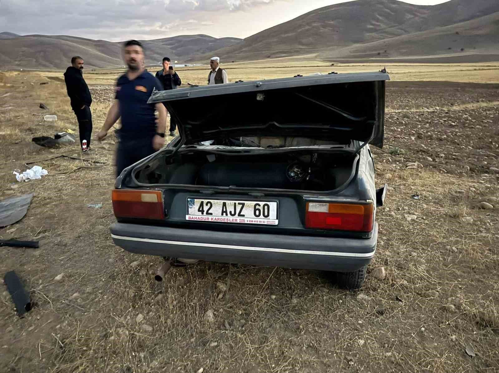 Lastiği patlayan otomobil karşı yoldan gelen cipe çarptı