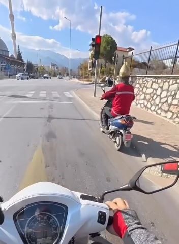 Kask yerine miğfer takan dede görenleri şaşırttı