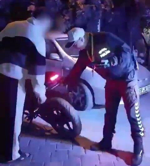 Uyanık sürücü yaptığı düzenekle plakasını gizledi