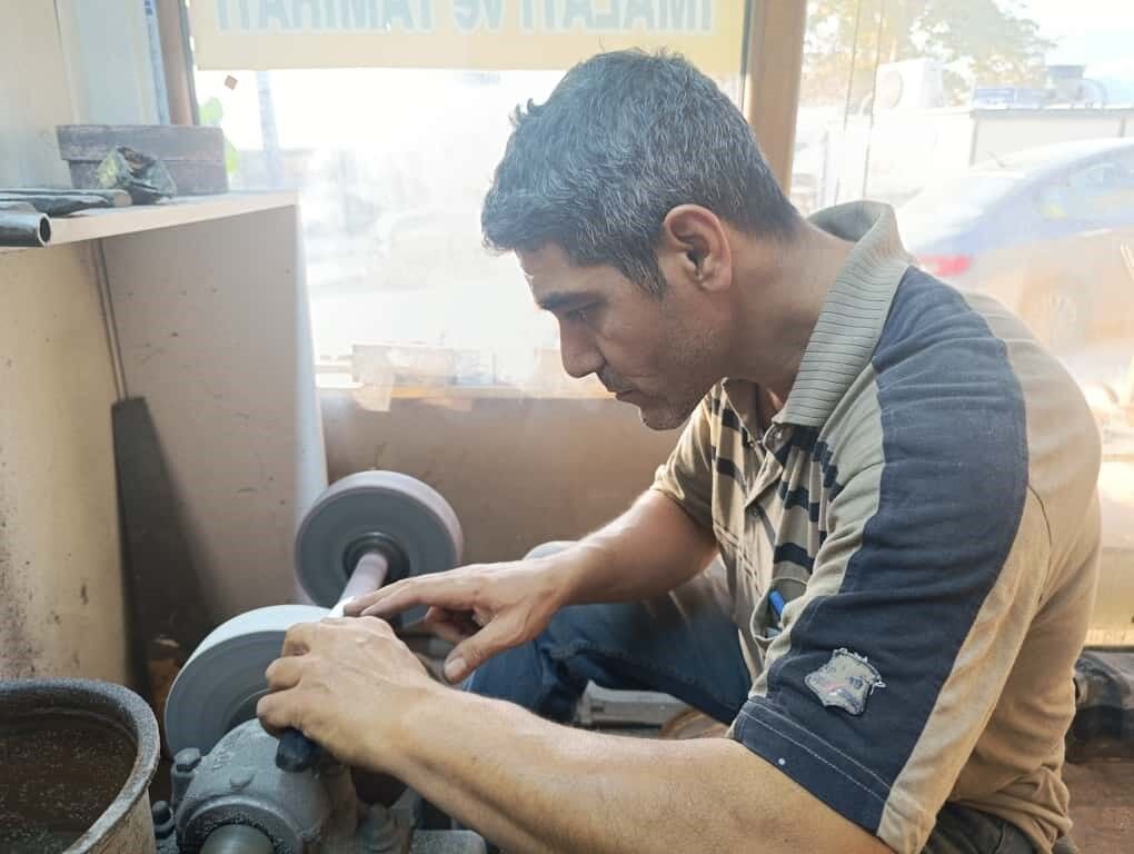 75 yaşındaki usta, baba mesleğini sürdürüyor, el işçiliği koç boynuzu bıçak üretiyor