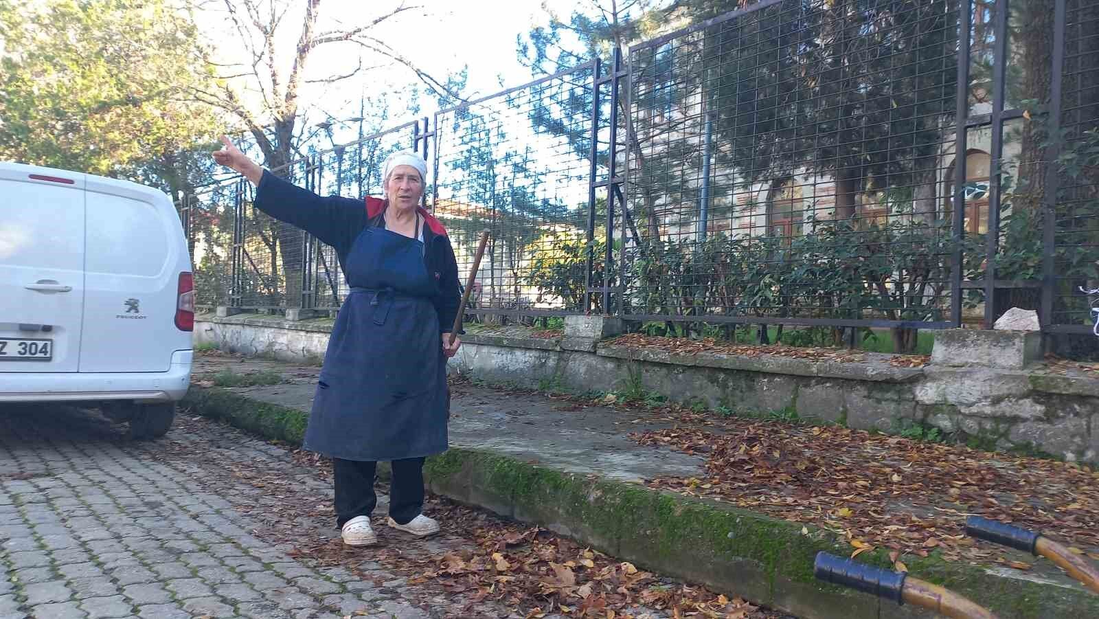 Edirne’de yaşlı kadın, 34 yıldır sonbaharda düşen yaprakları gübreye dönüştürüyor