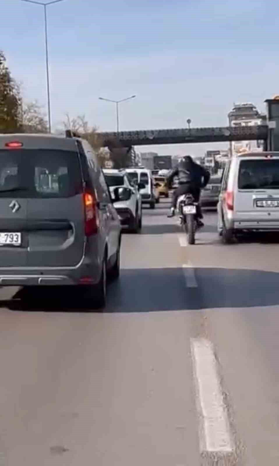 Motosikleti at sürer gibi sürdü